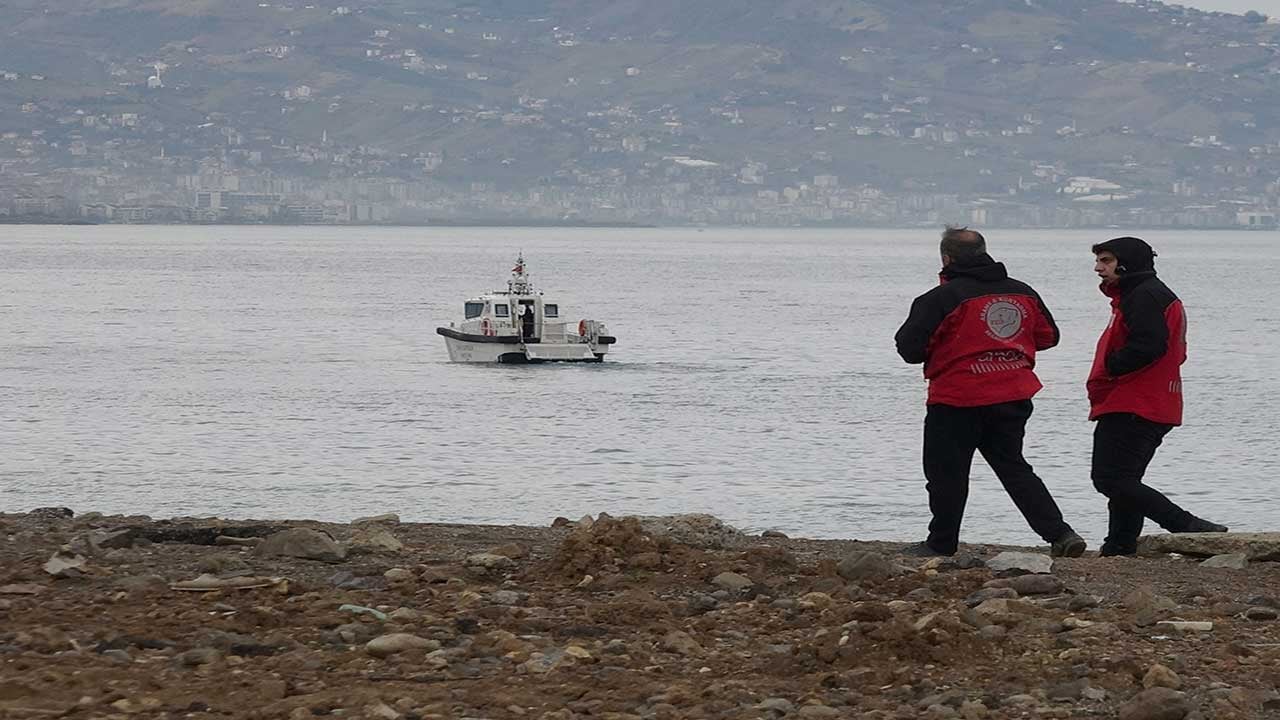Foto - Trabzon'da korkulu bekleyiş! Sahilde eşyaları bulunan Enes Terzi için ekipler seferber oldu