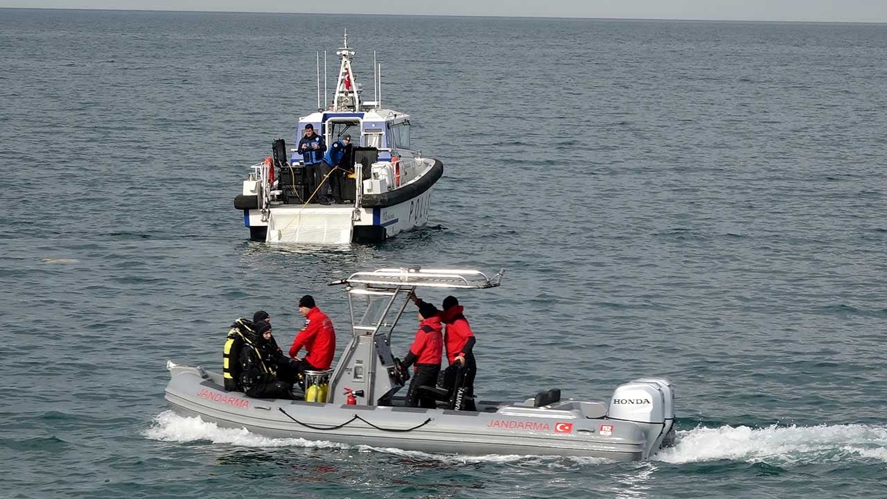 Foto - Trabzon'da korkulu bekleyiş! Sahilde eşyaları bulunan Enes Terzi için ekipler seferber oldu