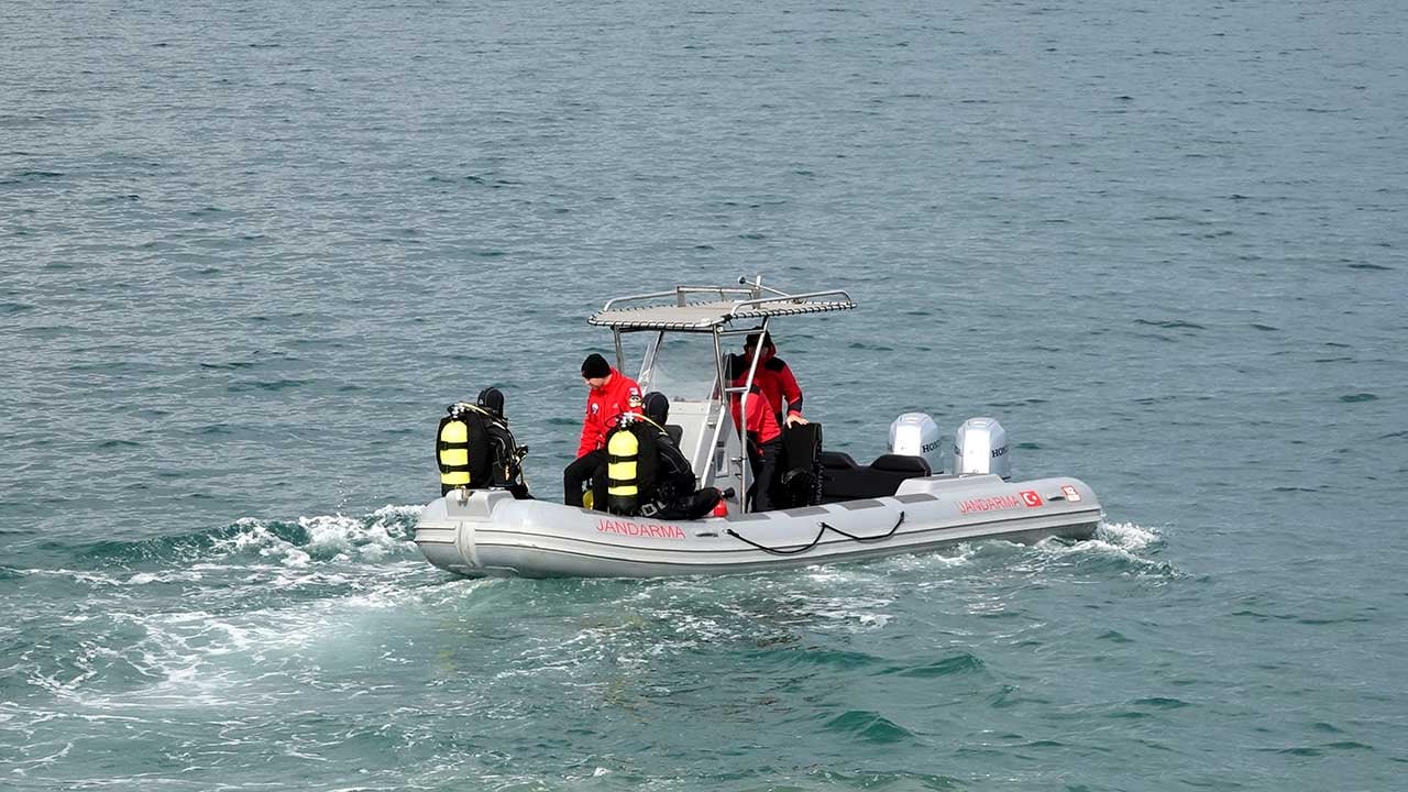 Foto - Trabzon'da korkulu bekleyiş! Sahilde eşyaları bulunan Enes Terzi için ekipler seferber oldu