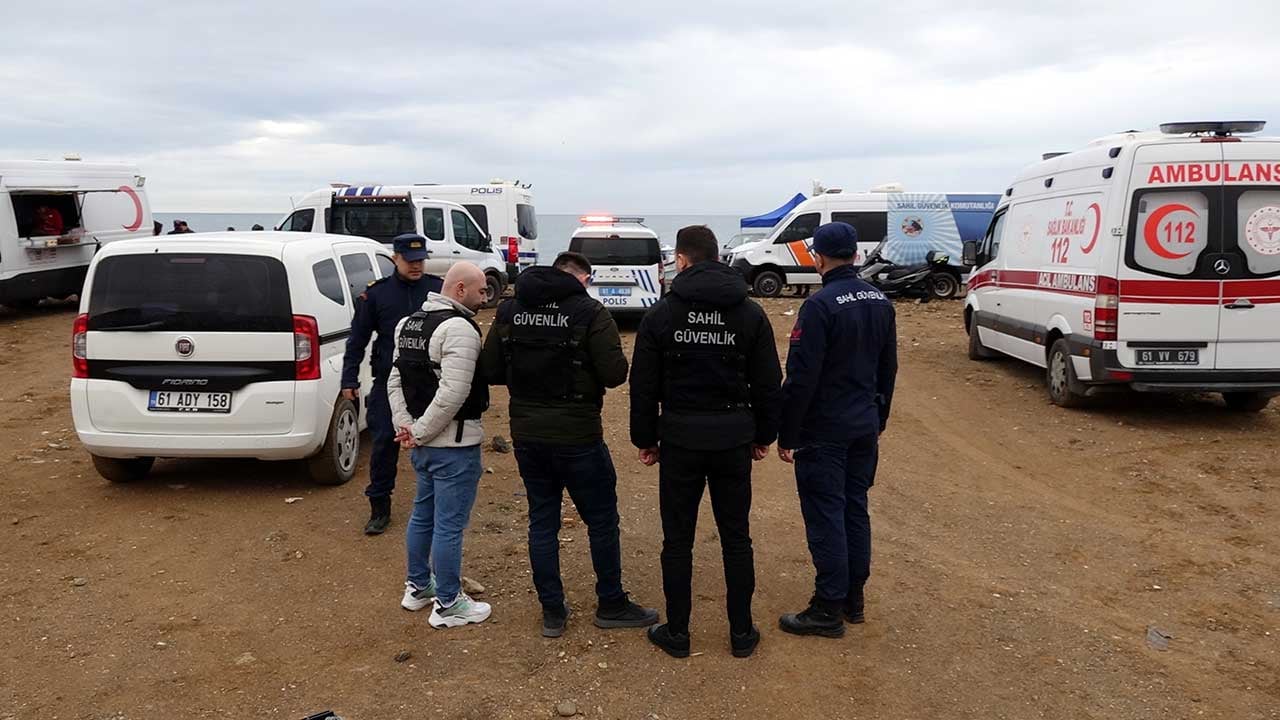 Foto - Trabzon'da korkulu bekleyiş! Sahilde eşyaları bulunan Enes Terzi için ekipler seferber oldu