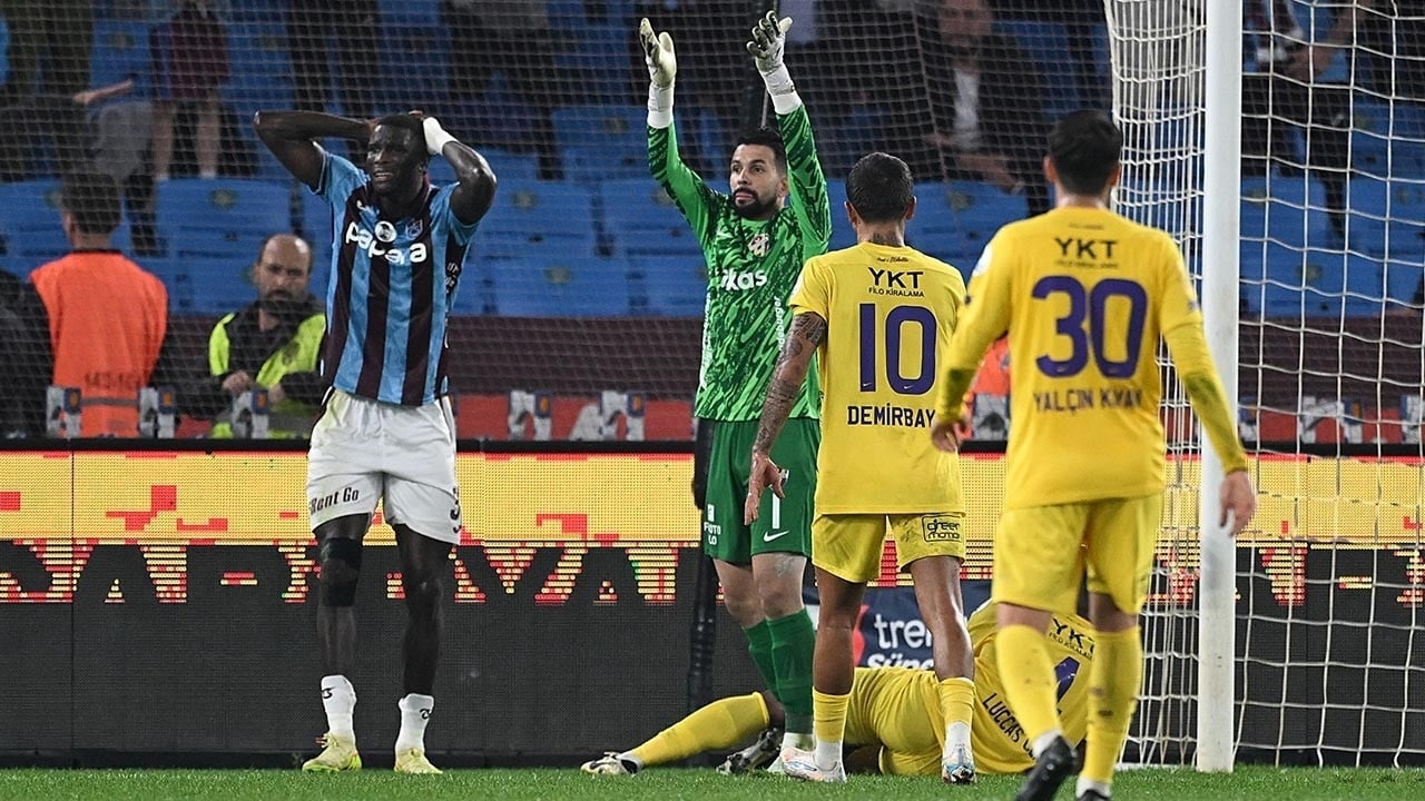 Foto - Trabzonspor-Eyüpspor maçında yürek burkan sakatlık! Futbolcular hüngür hüngür ağladı