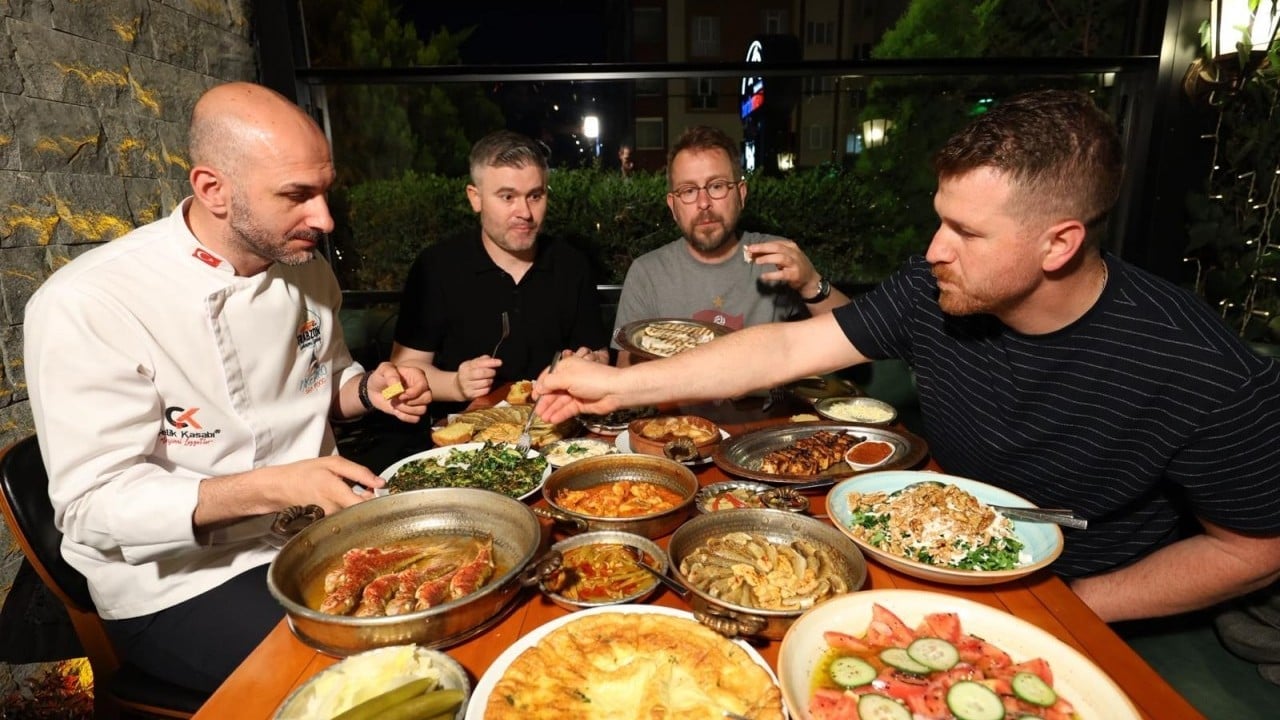 Foto - Trabzon'un tatları hafızaya kazındı: Kimi Akçaabat köftesi tattı, kimi muhlamayı kaşıkladı...