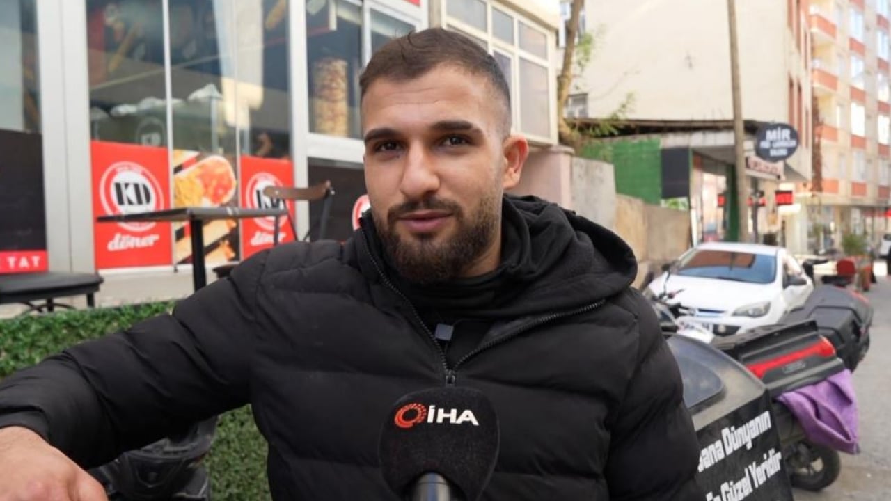 Trafik denetiminde yürek ısıtan davranış: Polis üşüyen kuryeye eldivenini verdi