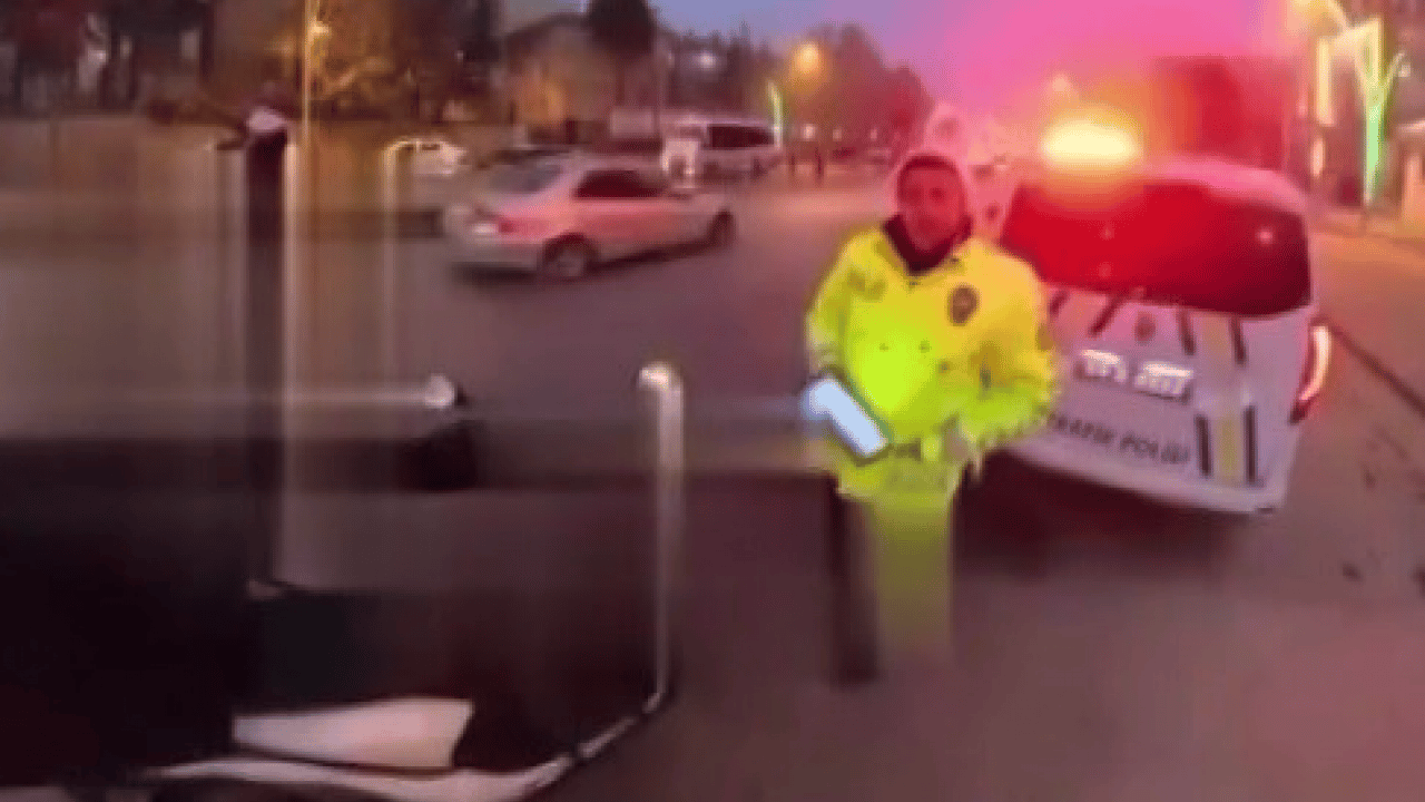 Foto - Trafik denetiminde yürek ısıtan davranış: Polis üşüyen kuryeye eldivenini verdi