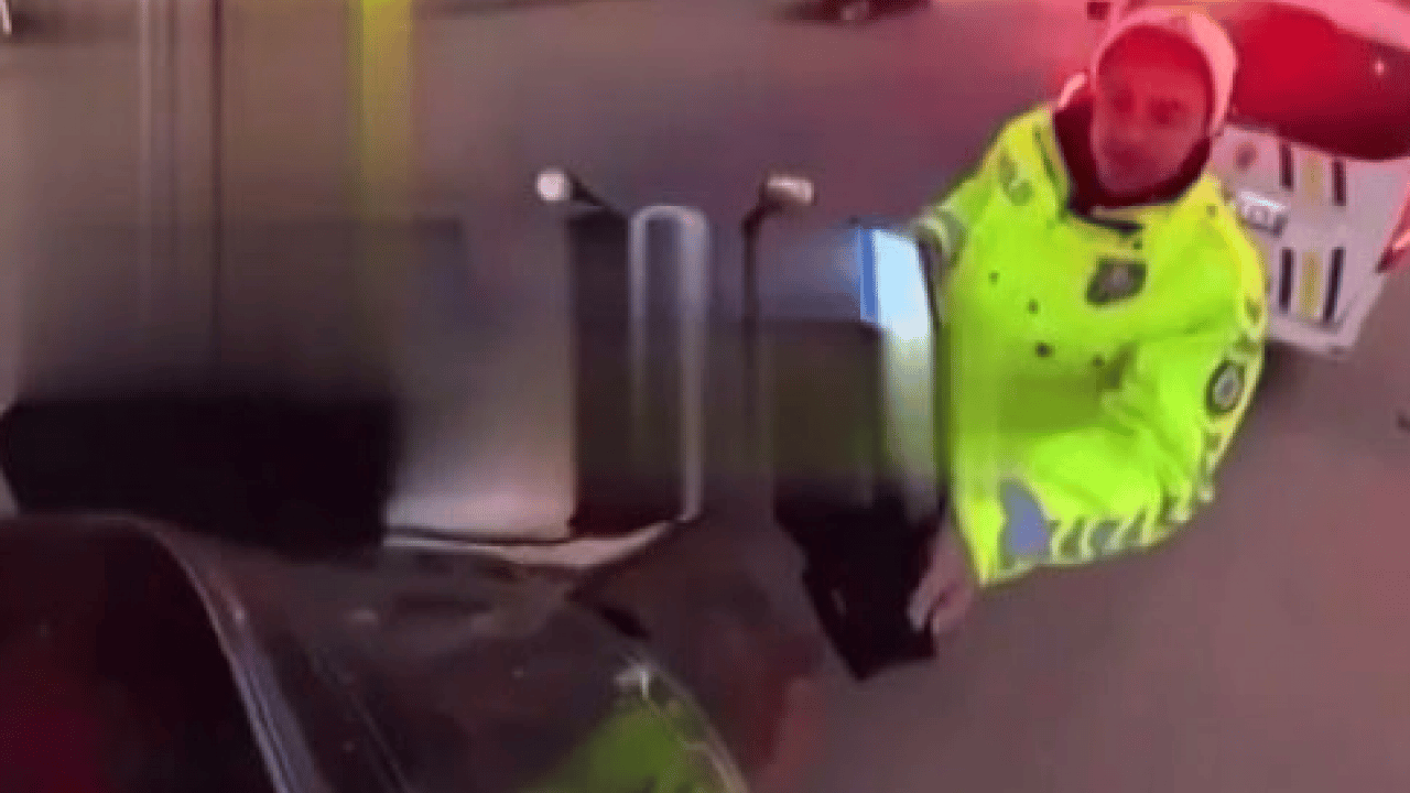 Foto - Trafik denetiminde yürek ısıtan davranış: Polis üşüyen kuryeye eldivenini verdi