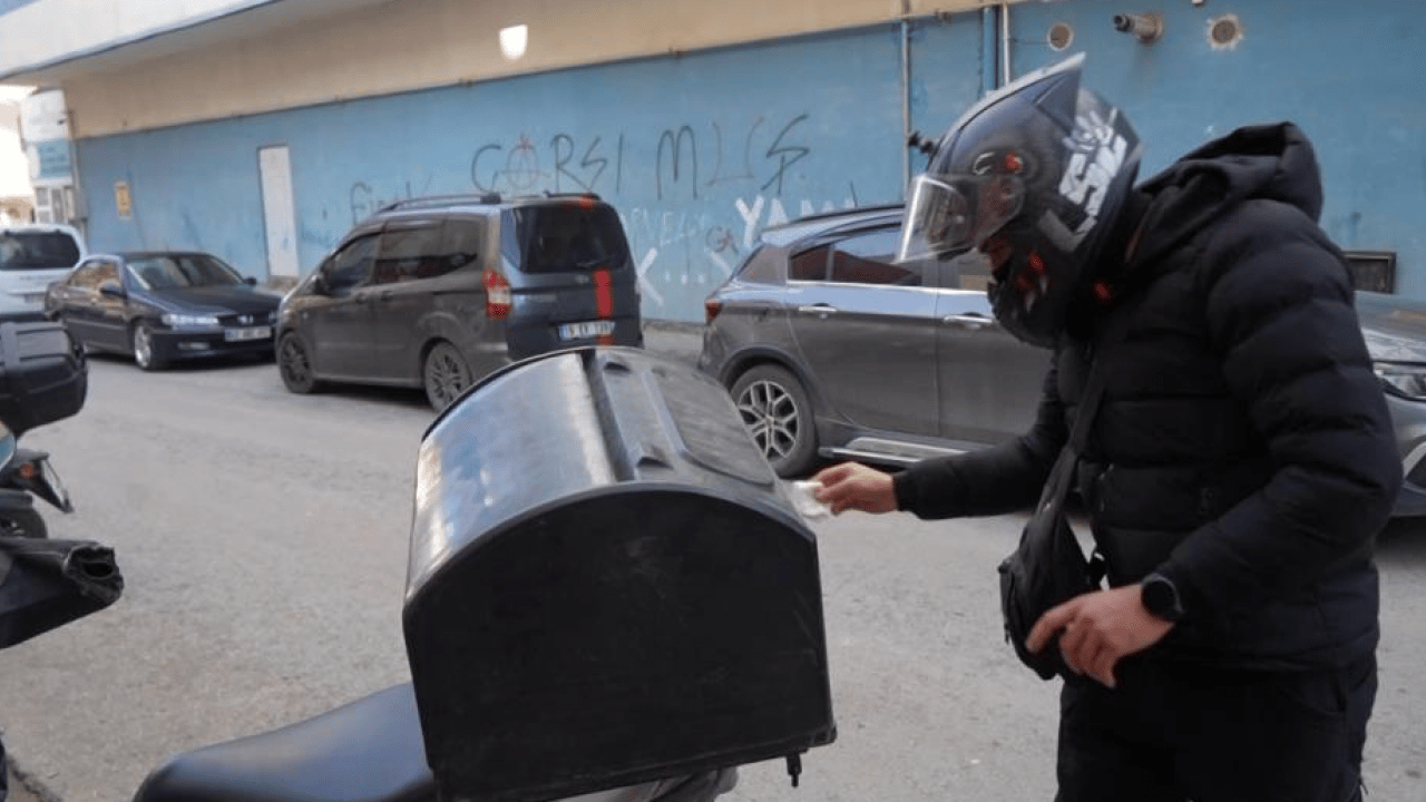 Foto - Trafik denetiminde yürek ısıtan davranış: Polis üşüyen kuryeye eldivenini verdi
