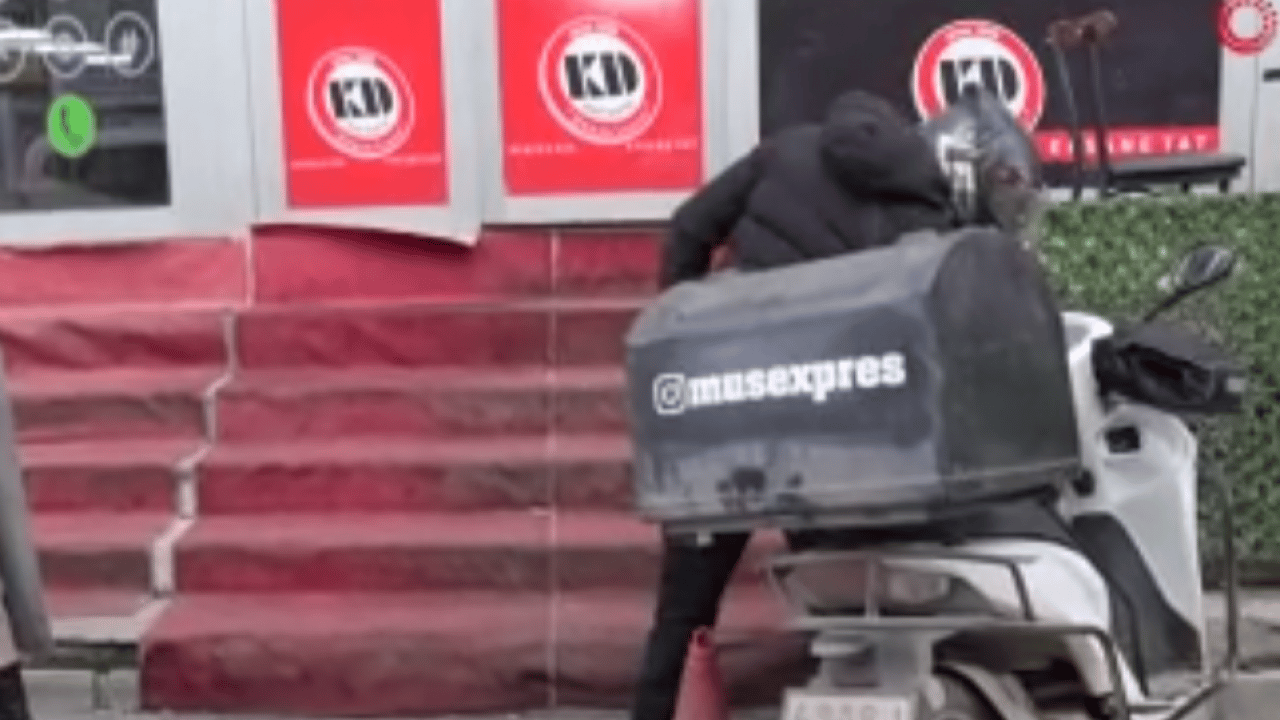 Foto - Trafik denetiminde yürek ısıtan davranış: Polis üşüyen kuryeye eldivenini verdi