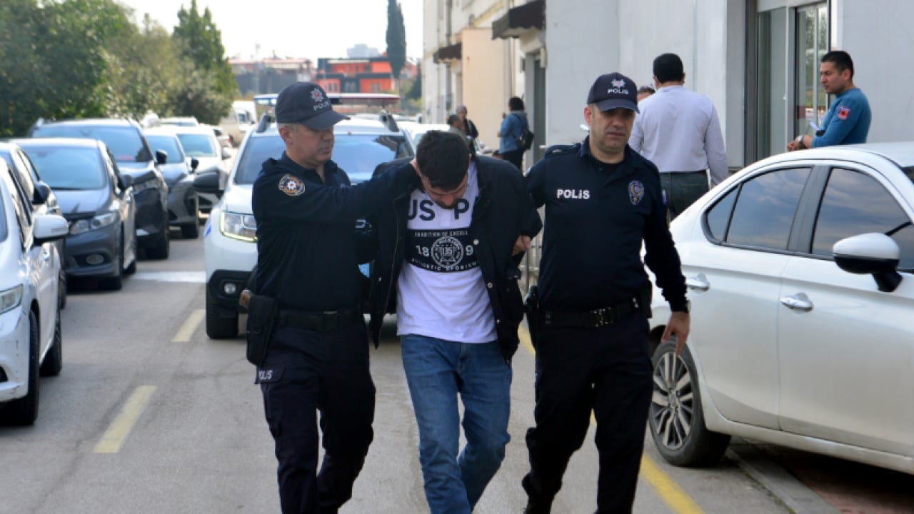 Foto - Trafik magandasına ev hapsi: Açılır tavandan çıkıp aracı ayağıyla kullandı