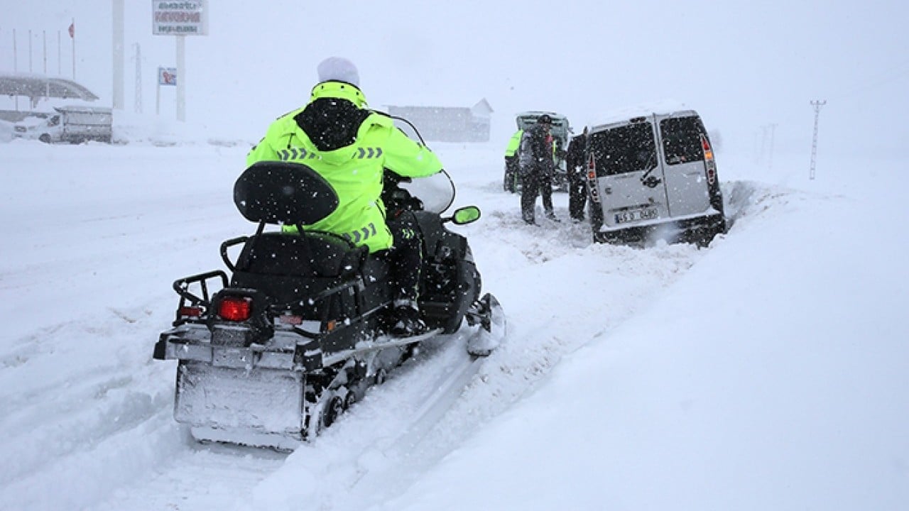 Foto - Trafik polisleri çözümü kar motorlarında buldu