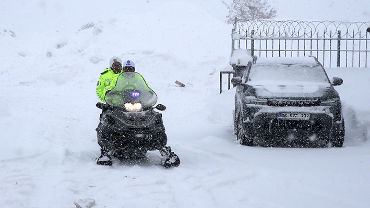 Foto - Trafik polisleri çözümü kar motorlarında buldu
