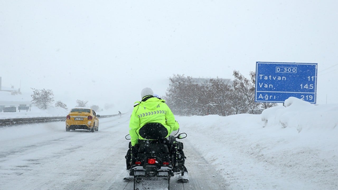 Foto - Trafik polisleri çözümü kar motorlarında buldu