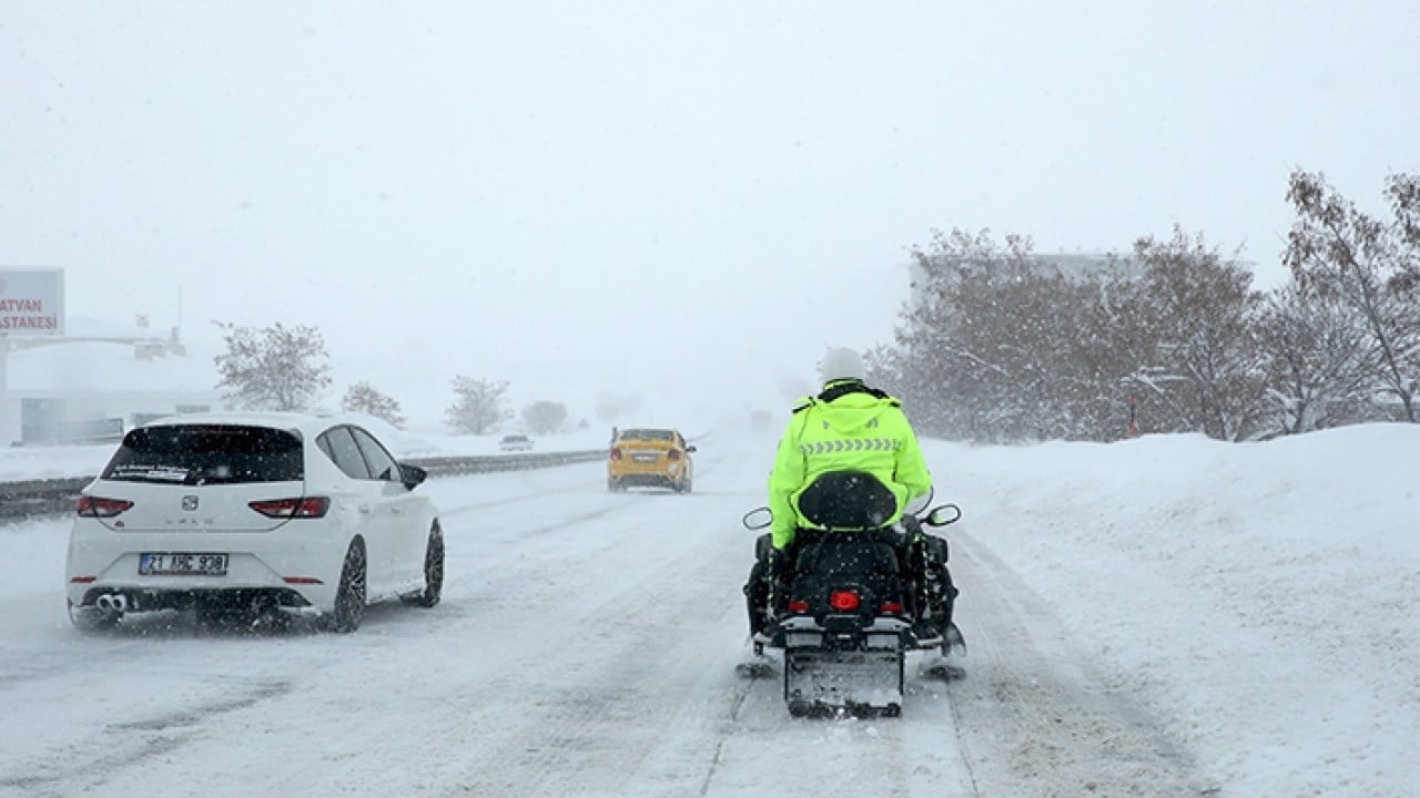 Foto - Trafik polisleri çözümü kar motorlarında buldu
