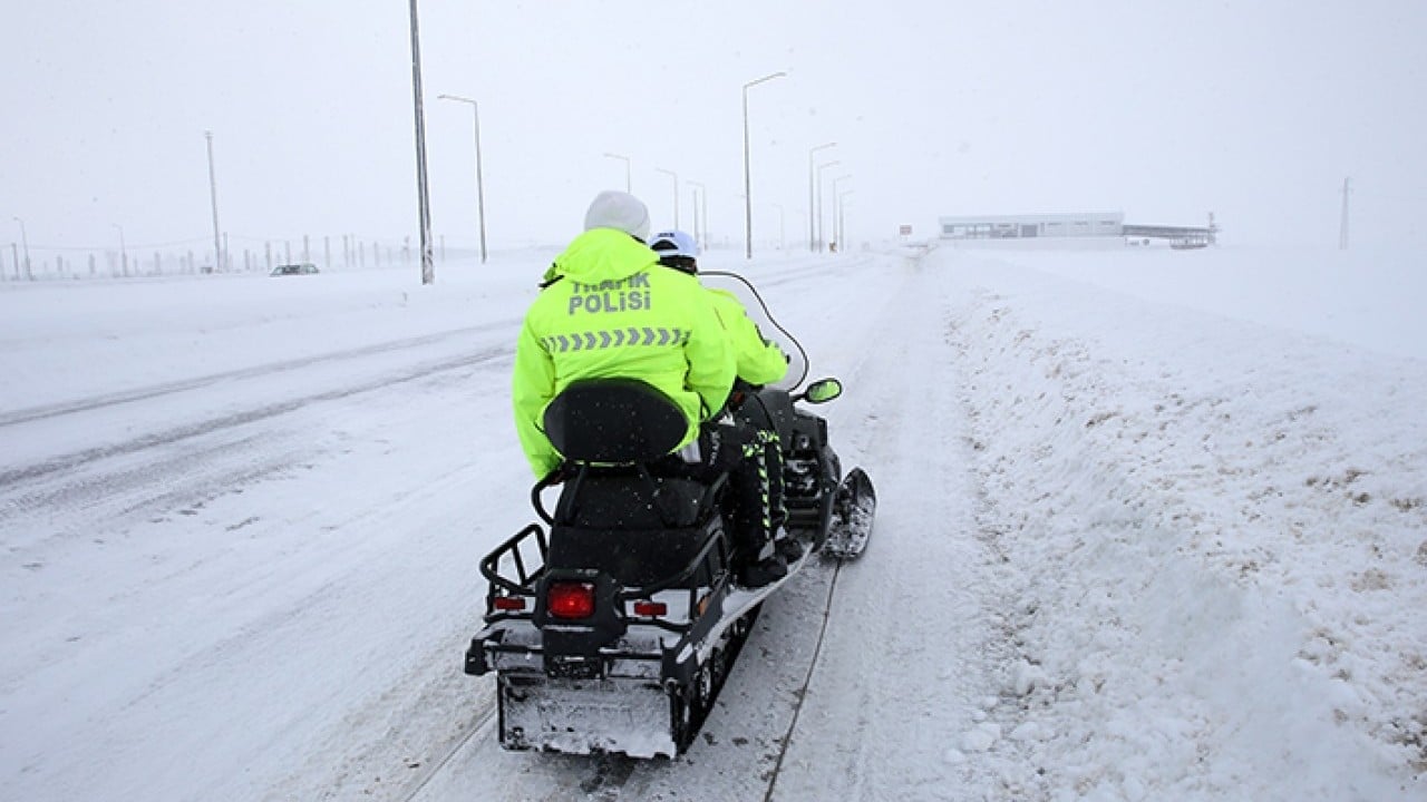 Foto - Trafik polisleri çözümü kar motorlarında buldu