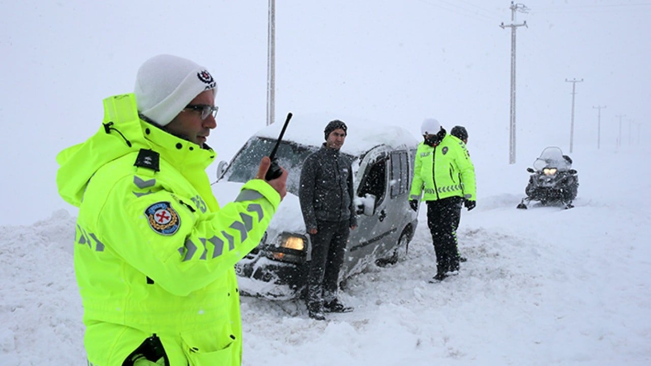 Foto - Trafik polisleri çözümü kar motorlarında buldu