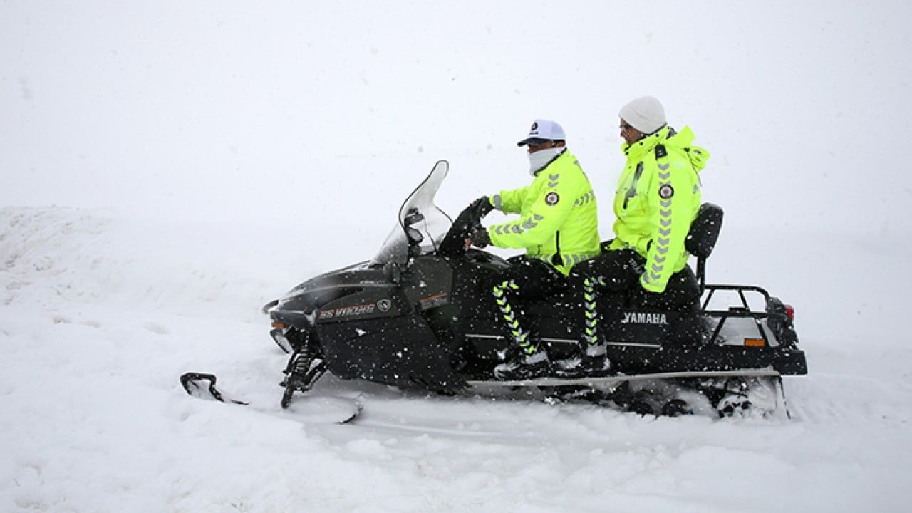 Foto - Trafik polisleri çözümü kar motorlarında buldu