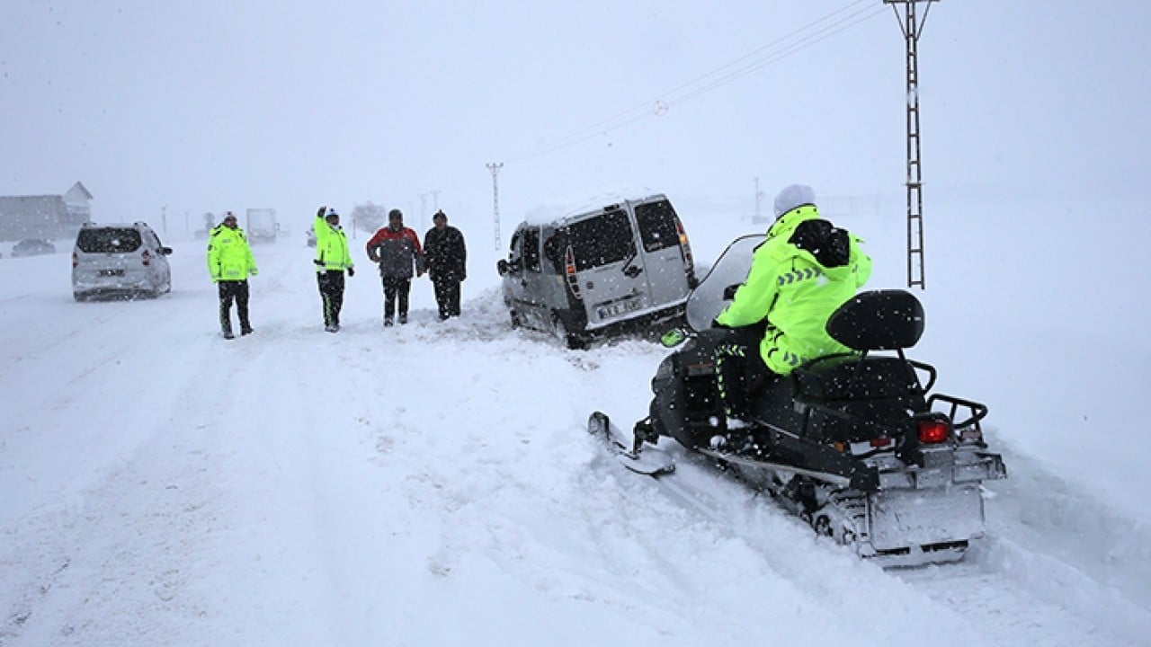 Foto - Trafik polisleri çözümü kar motorlarında buldu