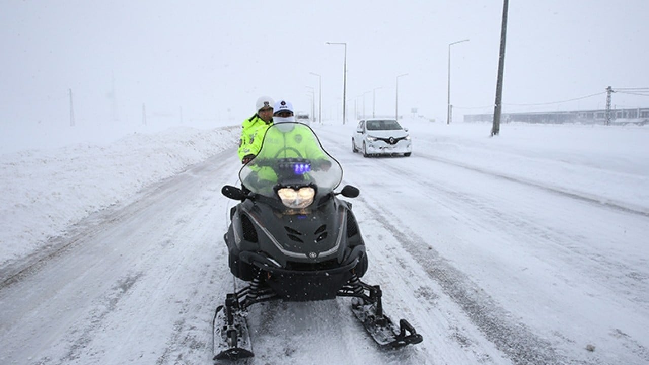 Foto - Trafik polisleri çözümü kar motorlarında buldu