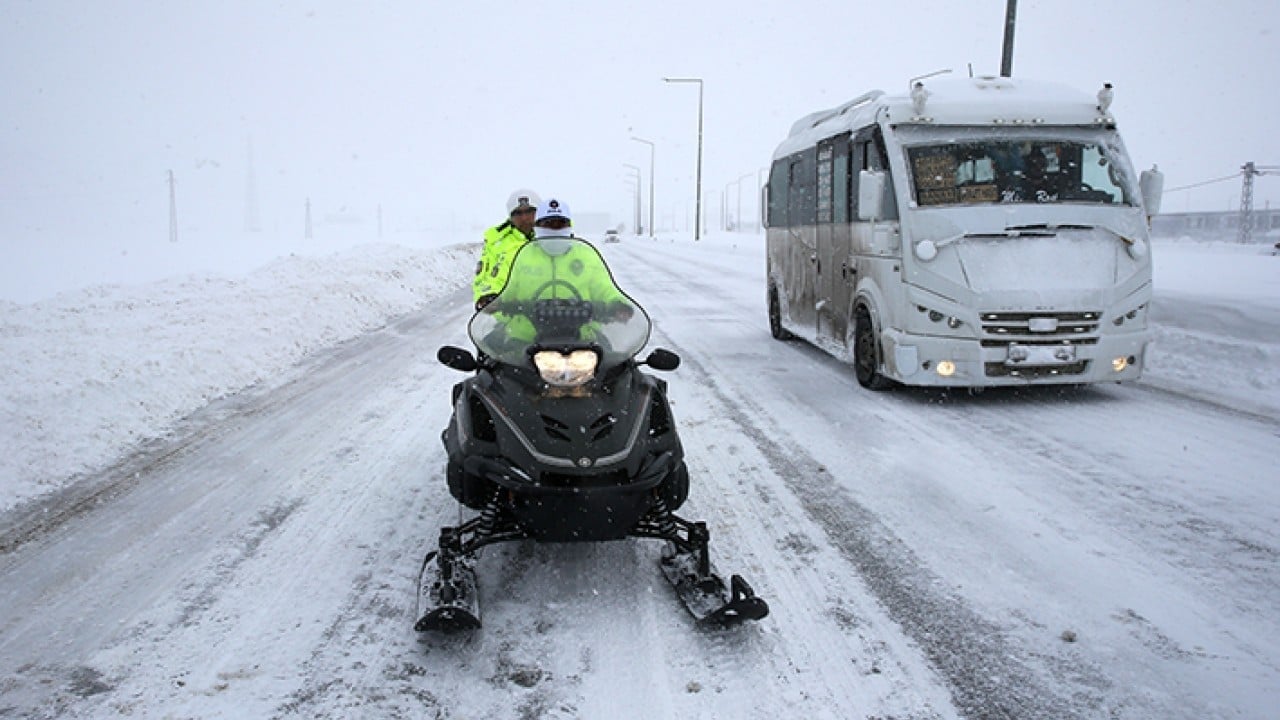 Foto - Trafik polisleri çözümü kar motorlarında buldu