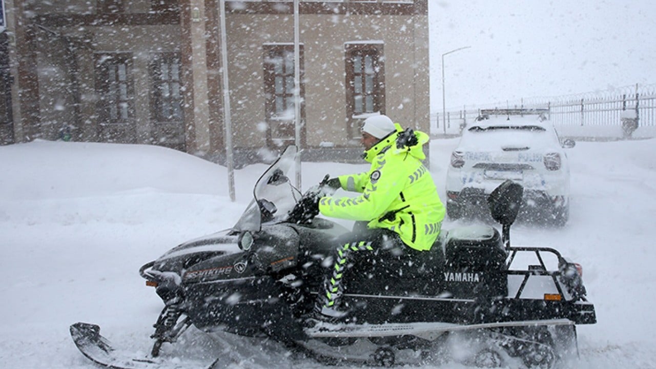 Trafik polisleri çözümü kar motorlarında buldu