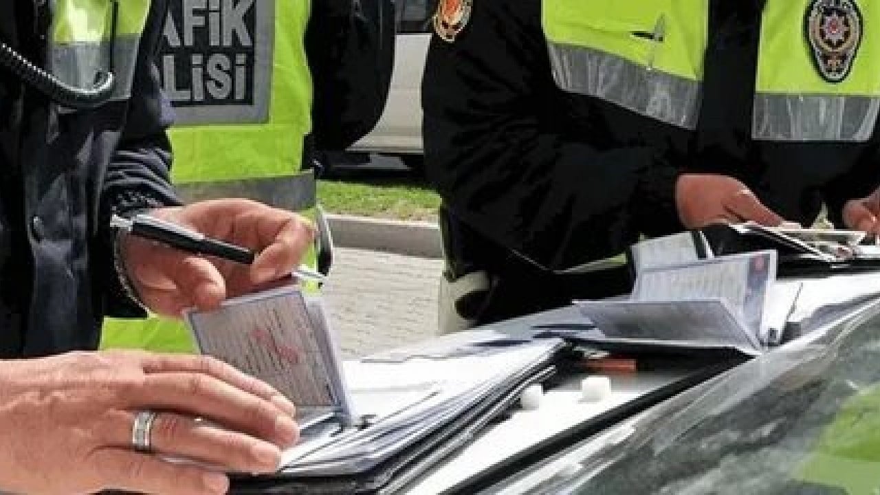 Foto - Trafikte eksik ekipmana ağır fatura! Aracında bu malzemeler olmayan yandı: 1.246 TL ceza kesilecek!