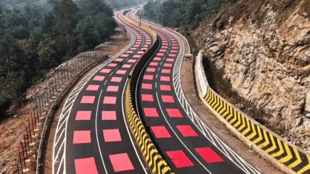 Trafikte ezber bozan bir uygulama! Sürücüleri istemsizce yavaşlatan kırmızı yol: Hız yapmak isteyen yapamıyor