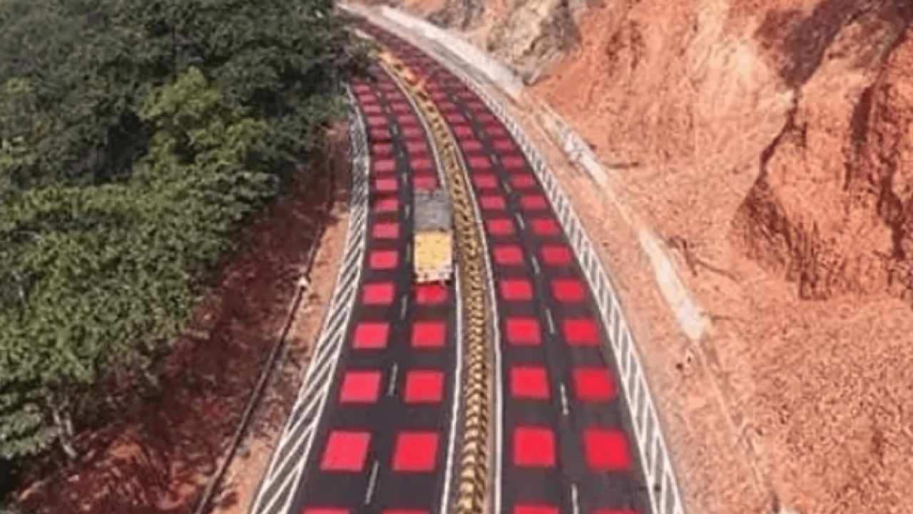 Foto - Trafikte ezber bozan bir uygulama! Sürücüleri istemsizce yavaşlatan kırmızı yol: Hız yapmak isteyen yapamıyor