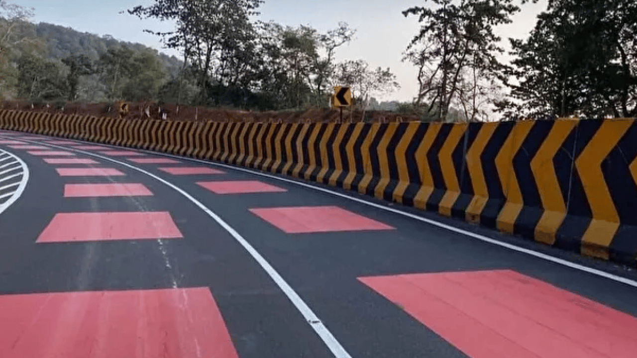 Foto - Trafikte ezber bozan bir uygulama! Sürücüleri istemsizce yavaşlatan kırmızı yol: Hız yapmak isteyen yapamıyor