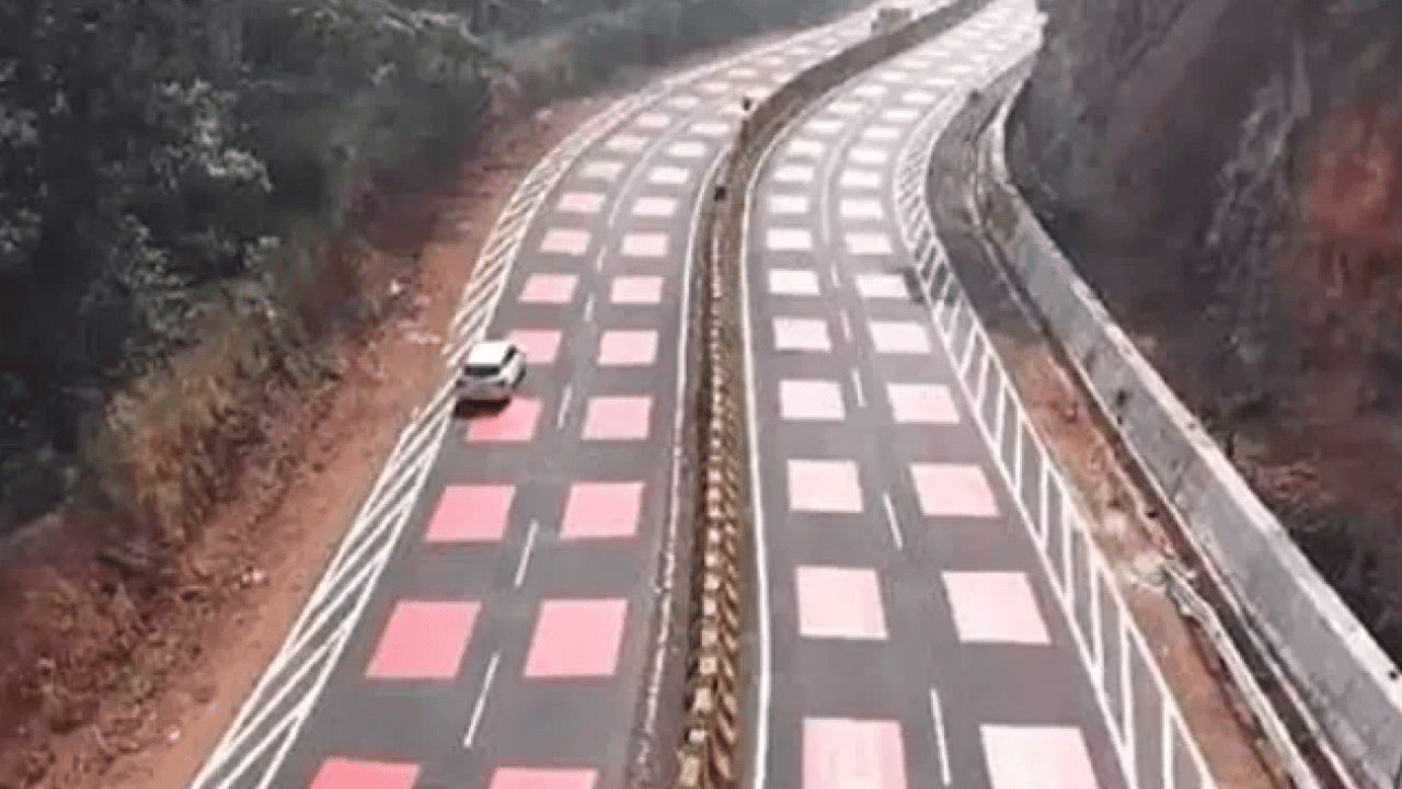 Foto - Trafikte ezber bozan bir uygulama! Sürücüleri istemsizce yavaşlatan kırmızı yol: Hız yapmak isteyen yapamıyor