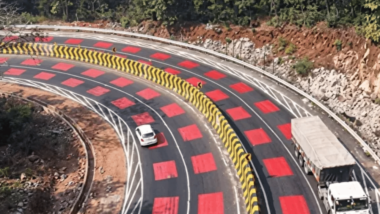 Foto - Trafikte ezber bozan bir uygulama! Sürücüleri istemsizce yavaşlatan kırmızı yol: Hız yapmak isteyen yapamıyor