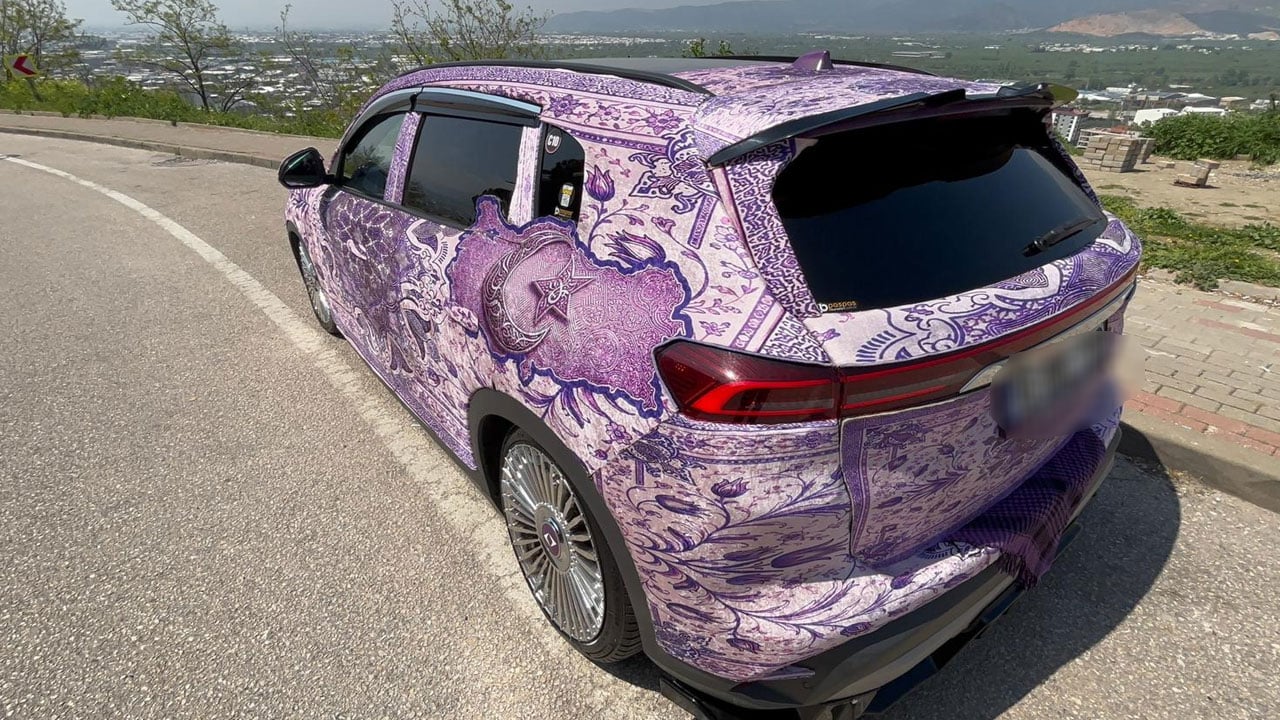 Foto - Trafikte görenler gözlerine inanamıyor! Mor tutkusunu Togg’a taşıdı