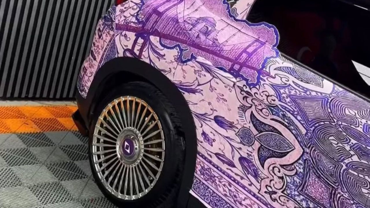 Foto - Trafikte görenler gözlerine inanamıyor! Mor tutkusunu Togg’a taşıdı