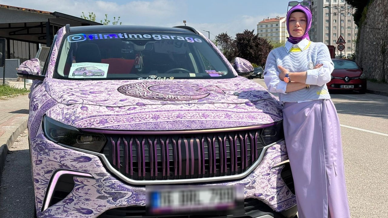 Foto - Trafikte görenler gözlerine inanamıyor! Mor tutkusunu Togg’a taşıdı