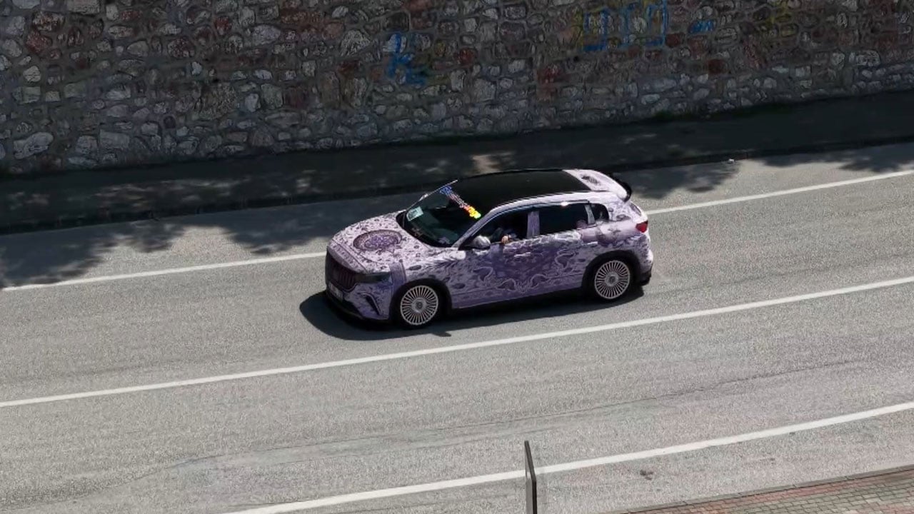 Foto - Trafikte görenler gözlerine inanamıyor! Mor tutkusunu Togg’a taşıdı