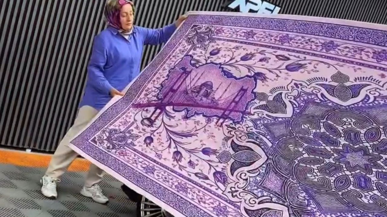 Foto - Trafikte görenler gözlerine inanamıyor! Mor tutkusunu Togg’a taşıdı