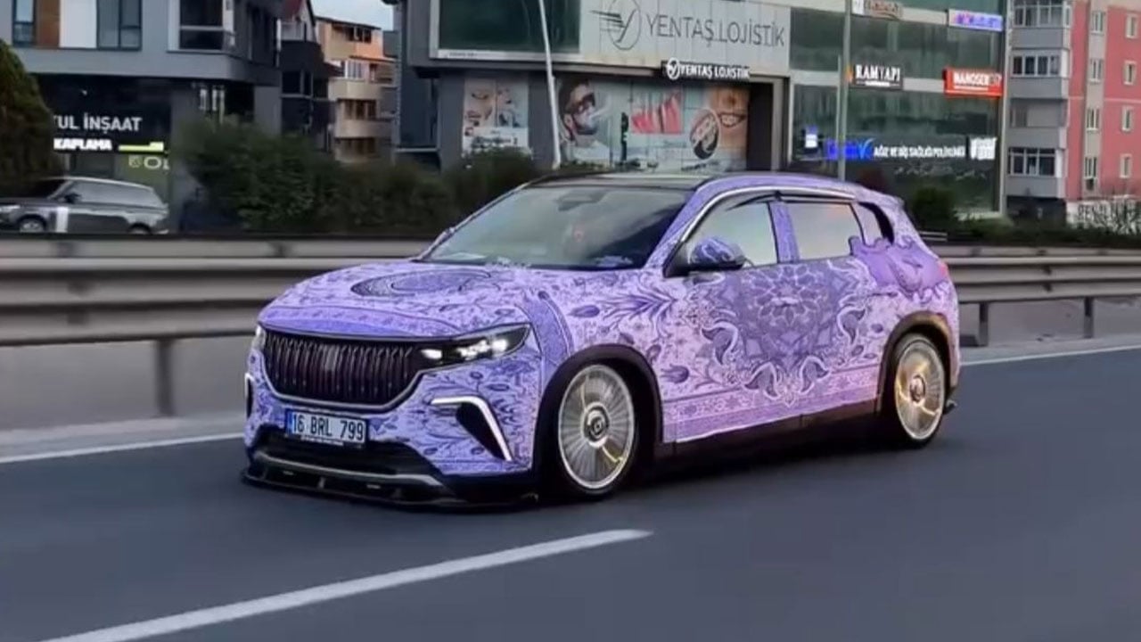 Trafikte görenler gözlerine inanamıyor! Mor tutkusunu Togg’a taşıdı