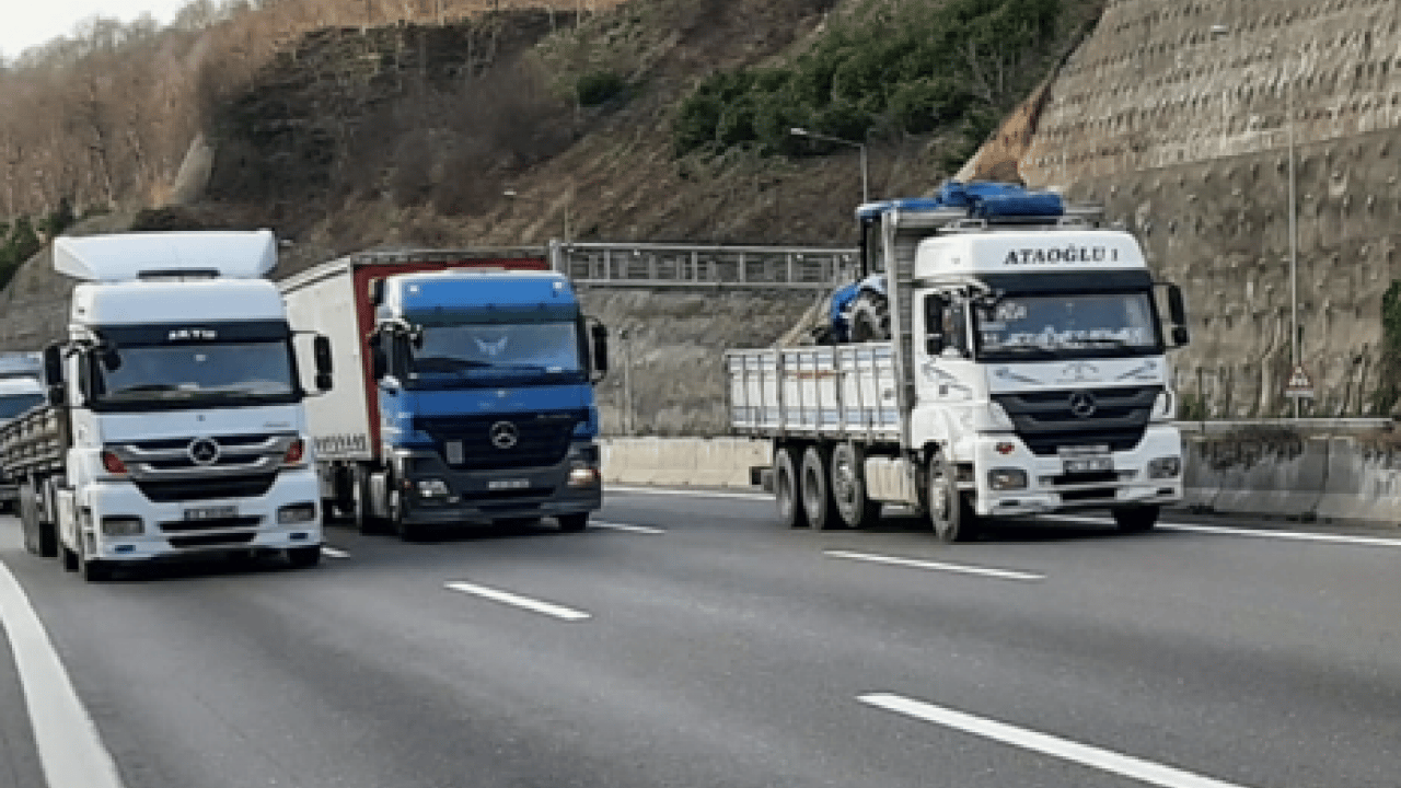 Foto - Trafikte sık sık yapıyorlar: Kamyon ve tır sürücülerine ceza yağdı!