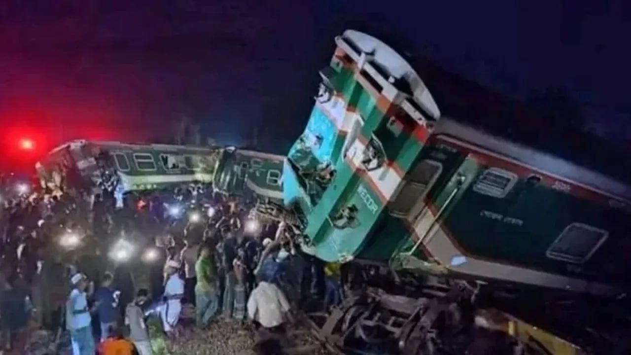 Trenin lokomotifine takılan otobüs 1 kilometre sürüklendi! Feci kazada 12 ölü, 20 yaralı var