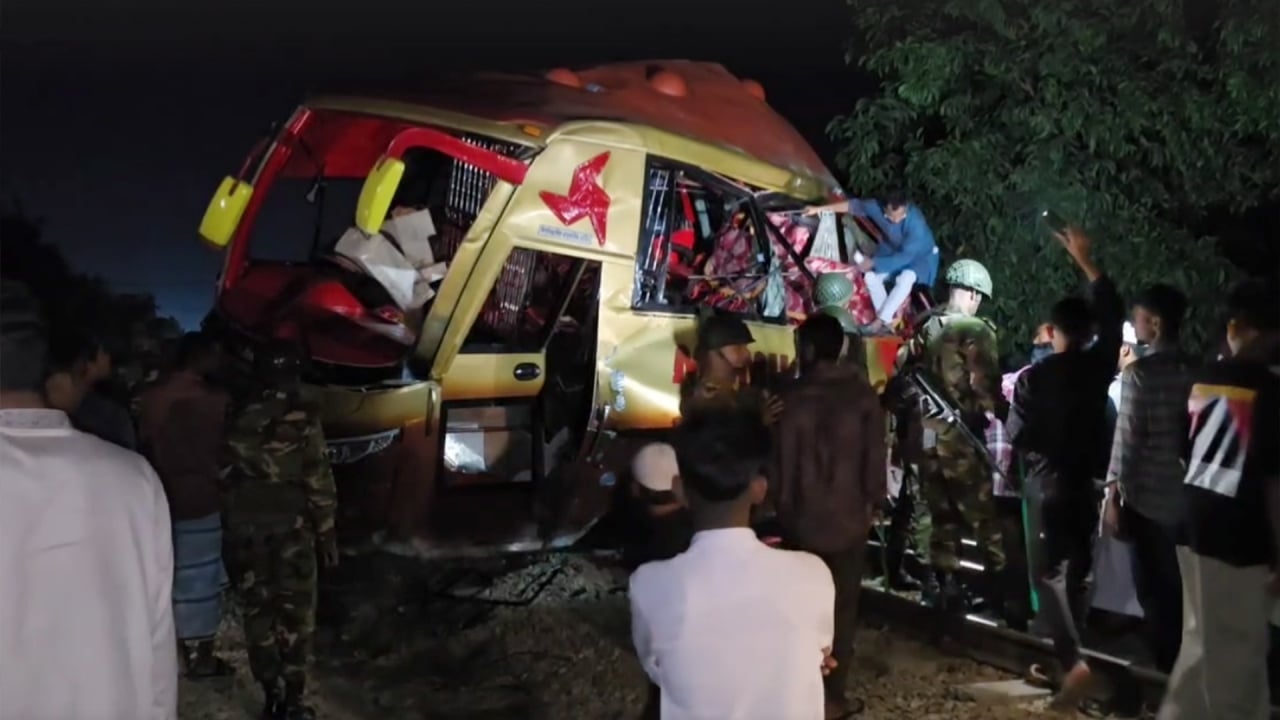 Foto - Trenin lokomotifine takılan otobüs 1 kilometre sürüklendi! Feci kazada 12 ölü, 20 yaralı var