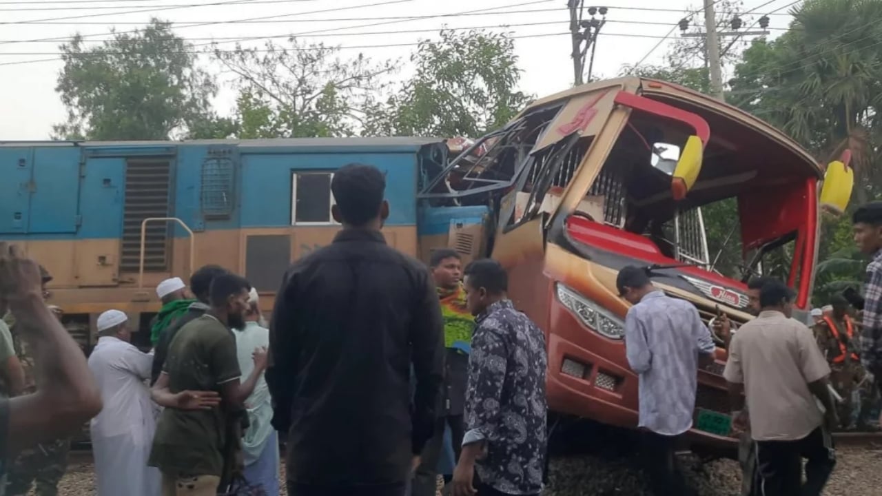 Foto - Trenin lokomotifine takılan otobüs 1 kilometre sürüklendi! Feci kazada 12 ölü, 20 yaralı var