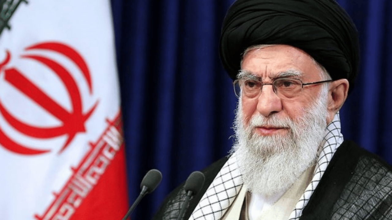 Foto - Trump İran karşısında tokadı yedi! Hamaney iyi yüklendi Sarı Şeytan’a…