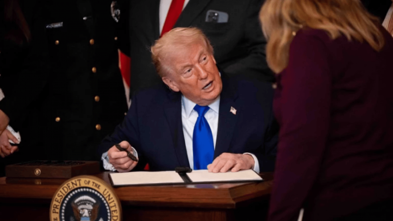 Foto - Trump iyice köşeye sıkıştı: Gizli tutulan Epstein belgeleri yayınlandı!