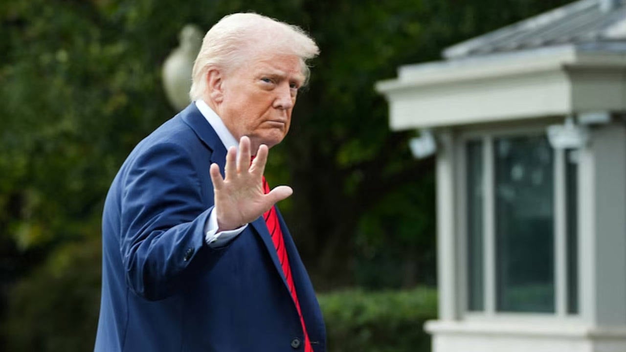 Foto - Trump’a İsrail’de sürpriz karşılama! Plajdaki dev pankartın üzerine bakın ne yazdılar