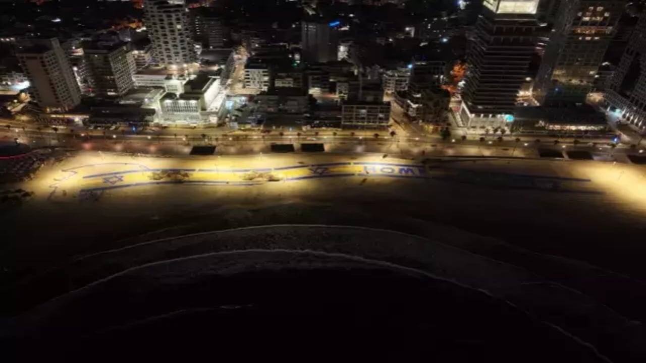 Foto - Trump’a İsrail’de sürpriz karşılama! Plajdaki dev pankartın üzerine bakın ne yazdılar