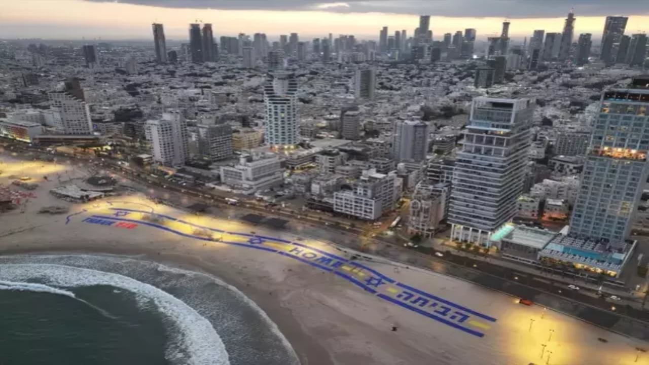 Foto - Trump’a İsrail’de sürpriz karşılama! Plajdaki dev pankartın üzerine bakın ne yazdılar