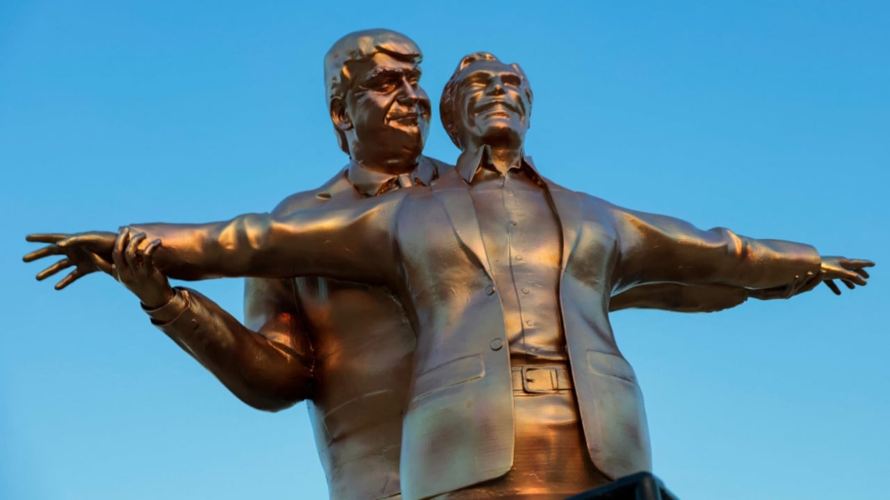 Foto - Trump’ı çılgına çevirecek heykel! ABD’nin orta yerine zınk diye diktiler