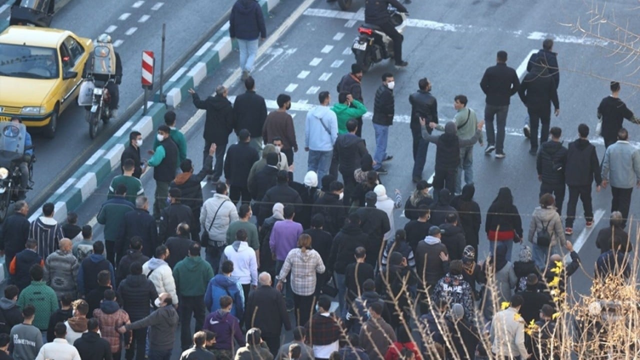 Foto - Trump’ın elindeki şapkada yer alan yazı ABD’yi çok fena karıştırdı: Utanmadan bir de dakikalarca kameraya gösterdi