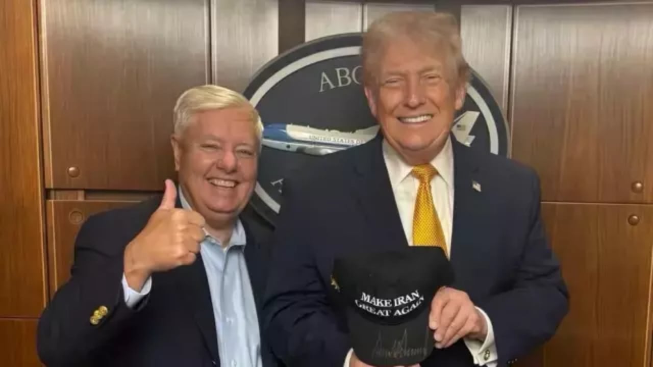 Foto - Trump’ın elindeki şapkada yer alan yazı ABD’yi çok fena karıştırdı: Utanmadan bir de dakikalarca kameraya gösterdi