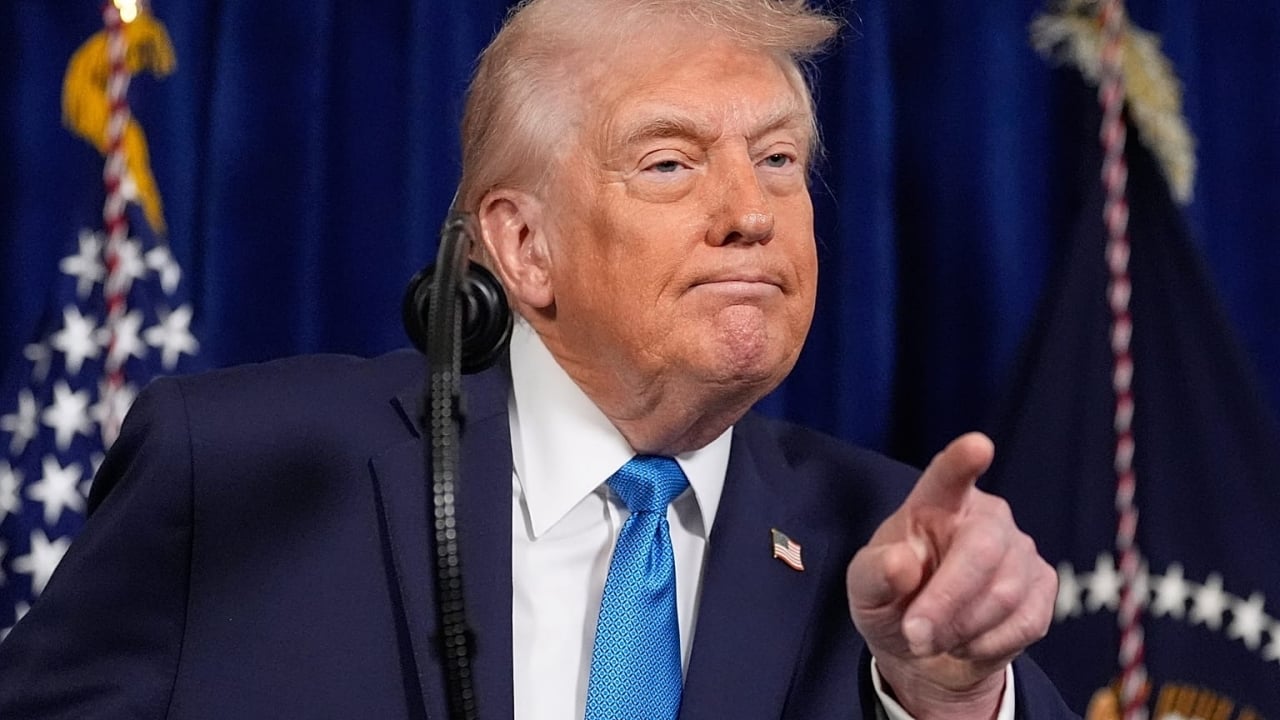 Foto - Trump’ın elindeki şapkada yer alan yazı ABD’yi çok fena karıştırdı: Utanmadan bir de dakikalarca kameraya gösterdi