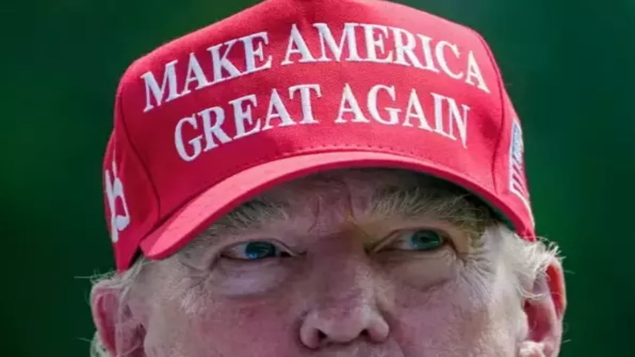 Foto - Trump’ın elindeki şapkada yer alan yazı ABD’yi çok fena karıştırdı: Utanmadan bir de dakikalarca kameraya gösterdi