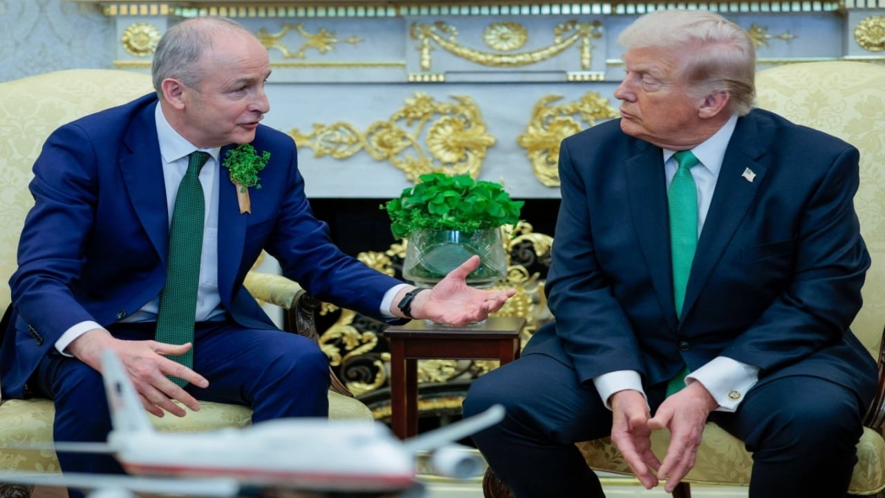 Foto - Trump’la görüşen İrlanda Başbakanı’ndan ağızları açık bırakan hareket! Elini tükürükleyip öyle bir şey yaptı ki...